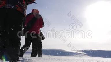 三个高山旅游者在雪域<strong>的沙漠里</strong>互相追逐。团队合作和胜利。商务人员团队